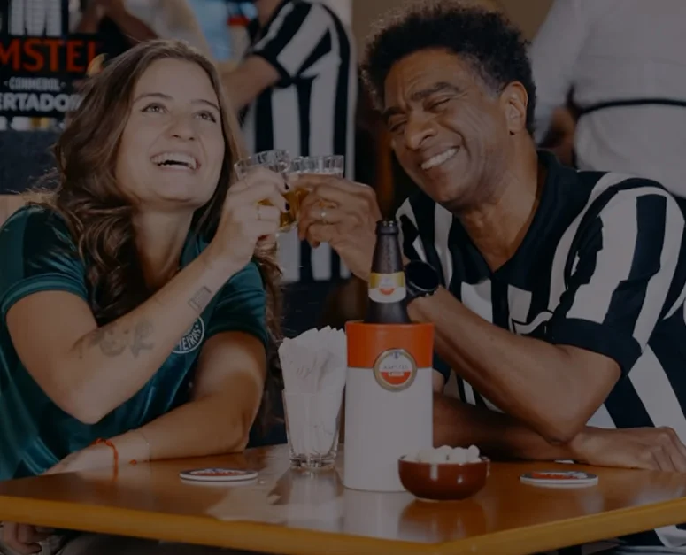 Amstel - Imagem de botafoguence brindando com uma palmeirence